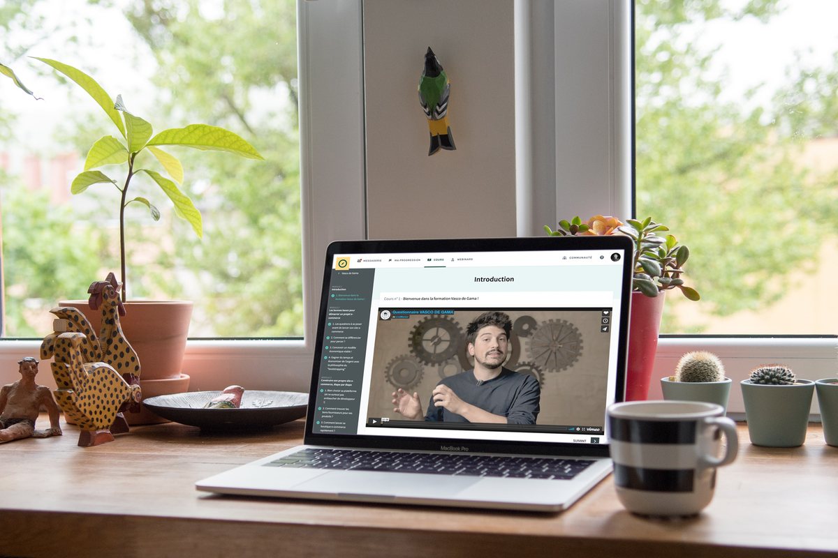 La plateforme de formation LiveMentor affichée sur un ordinateur portable.